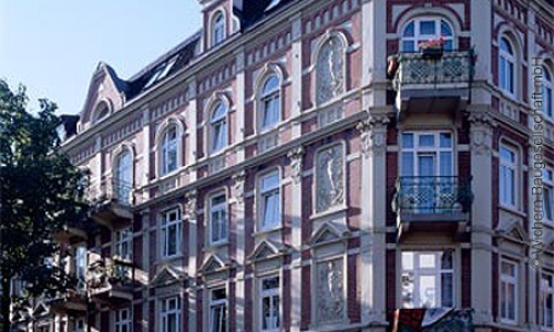 Die 1910 errichteten Gebäude im Vogelhüttendeich 82-84 prägen das Stadtbild von Wilhelmsburg in besonderer Weise. Daher musste die energetische Modernisierung 2011 besonders sensibel vorgenommen werden.